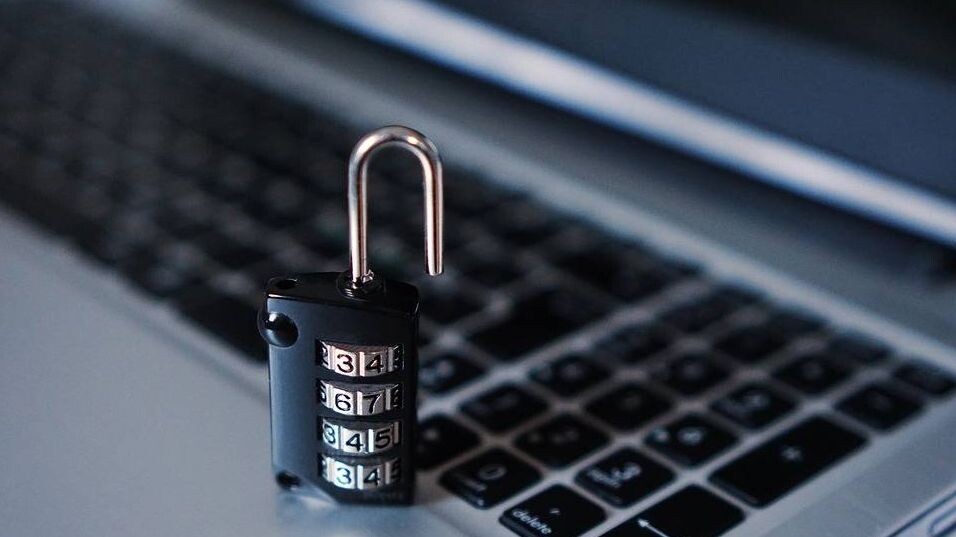     Между секретностью и блокировкой   
(сс) TheDigitalWay