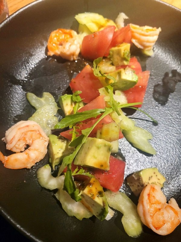 Порции здесь не сказать, что большие. Салат с креветками и авокадо за 300 руб