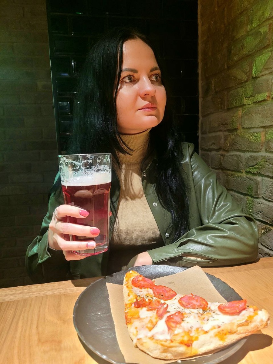 Автор с вишневым элем и куском пиццы за 300 руб