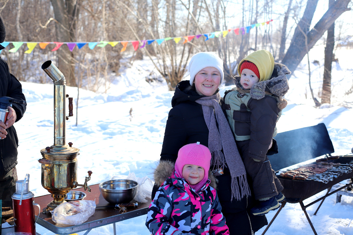 Самовар с травяным чаем и счастливые участники праздника