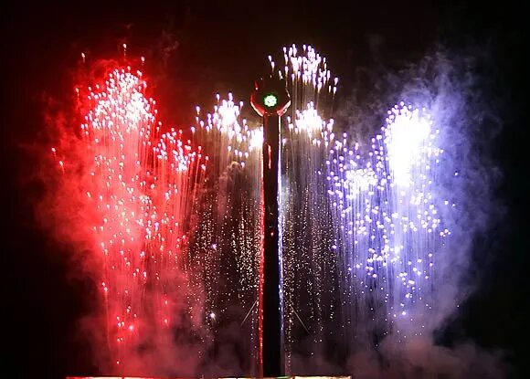 фото Reuters. Красные, белые и синие фейерверки взрываются вокруг Hunter S. Мемориальная башня Томпсона в Вуди-Крик, штат Колорадо, 20 августа 2005 года. Писатель и журналист Хантер С. Прах Томпсона выстрелили в небо на фоне фейерверков 