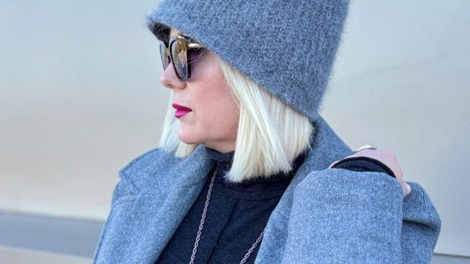 Кроме бини: 7 головных уборов на весну для женщин 55+, которые подходят ко всему