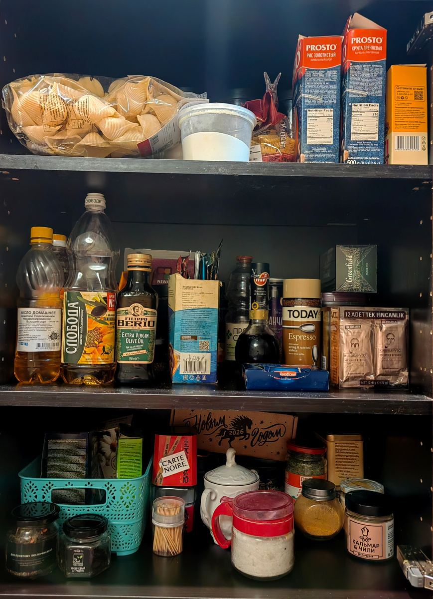 Шкаф глубокий, и на фото видны только первые ряды запасов. В моей собственной квартире не будет темной мебели. На свету каждая пылинка на ней видна.