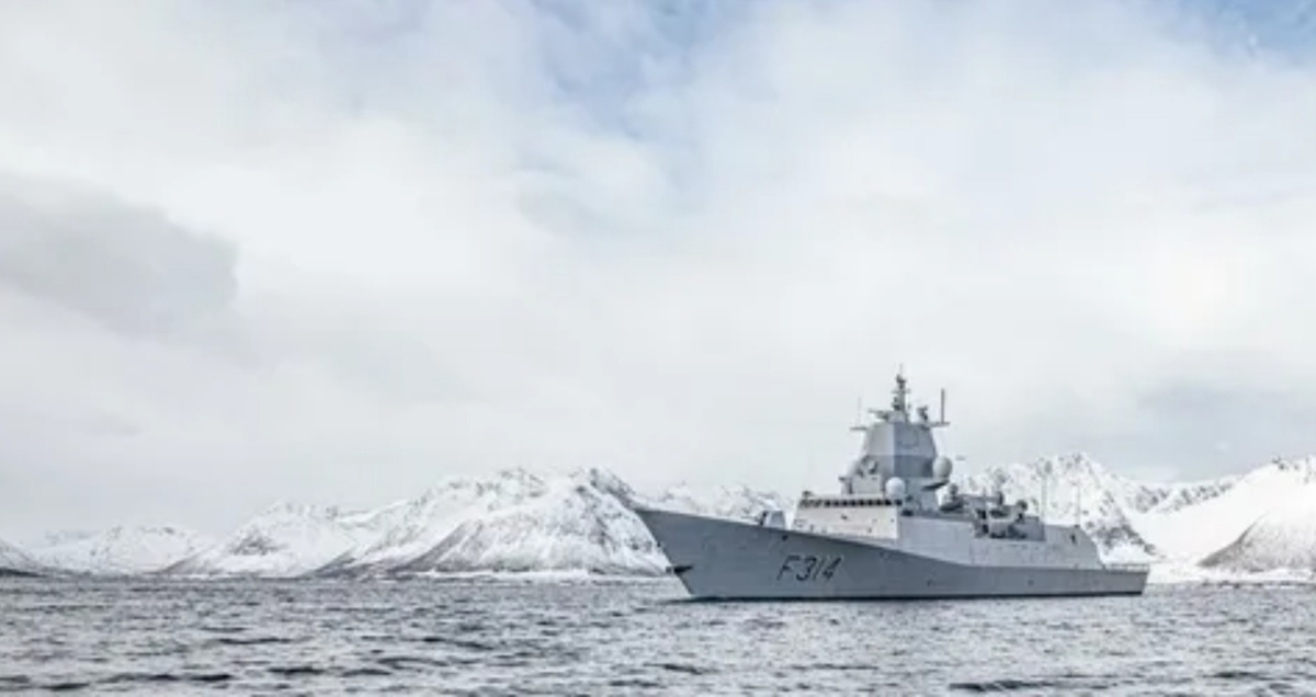 Норвежский фрегат в Баренцевом море