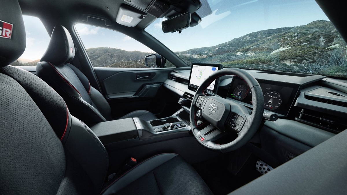    В интерьере Toyota RAV4 PHEV GR Sport появились фирменные логотипы на сиденьях и контрастную строчку