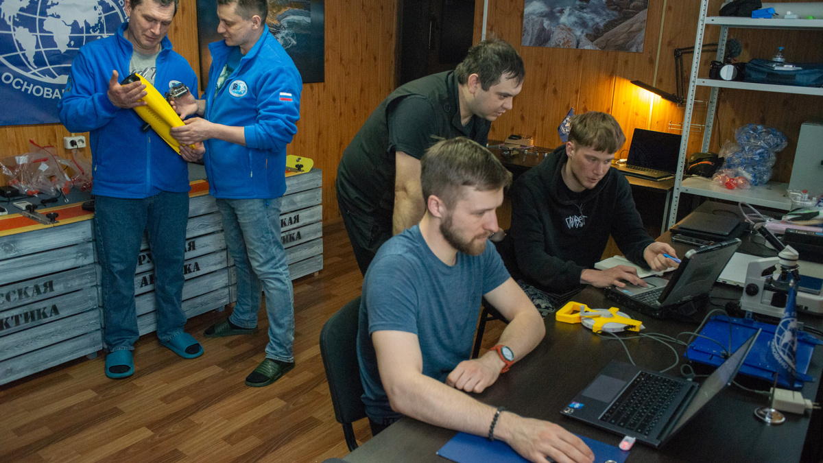 В 2024 году РГО организовало на острове Земля Александры научную лабораторию. Фото: Вадим Штрик / GeoPhoto