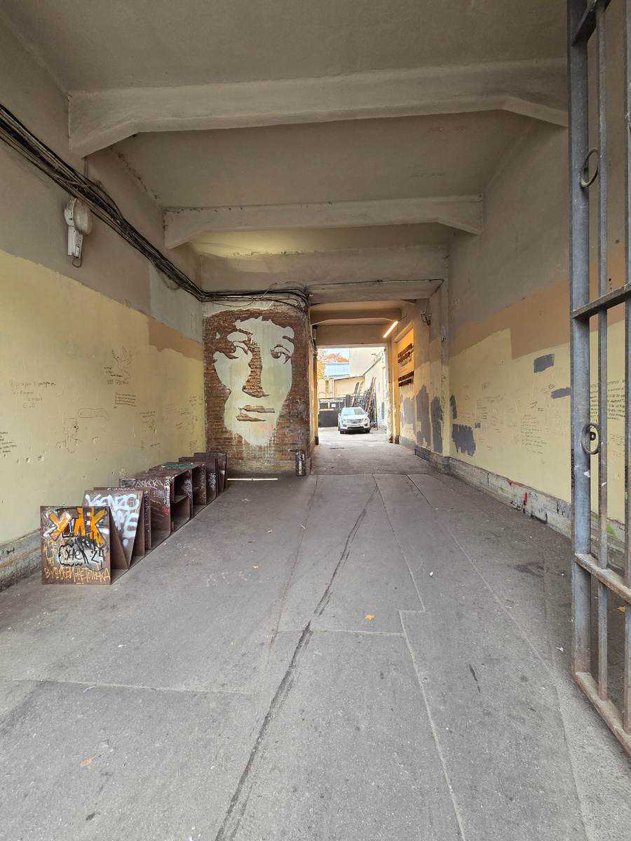 Арка, через которую нужно пройти, чтобы попасть в Шереметевский сад