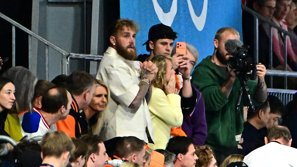 Джейк Пол (слева) на трибуне.📷Фото: Marton Monus / Reuters