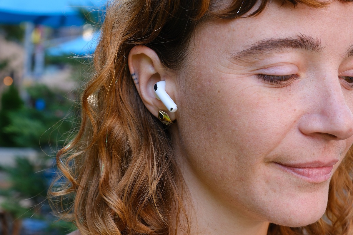    Использовать любые наушники надо с умом. Изображение: theverge.com