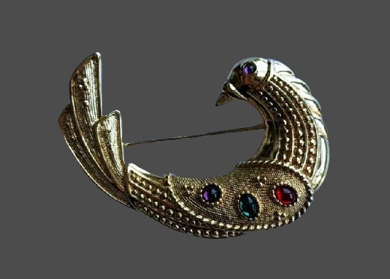 Брошь в виде стилизованной птицы. Позолоченный фактурный металл, стеклянные кабошоны, кристаллы. 7 см. 1980-е годы. Подпись SAL, винтажная бижутерия.