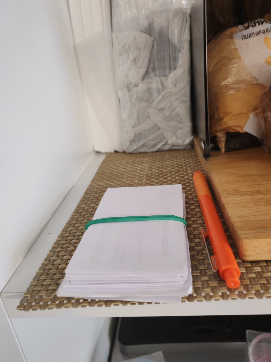 Закуточек с нарезанными бумажками и ручкой. 