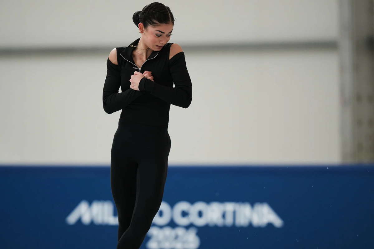 Аделия Петросян выполняет прыжок на тренировке (Фото AP/TASS)