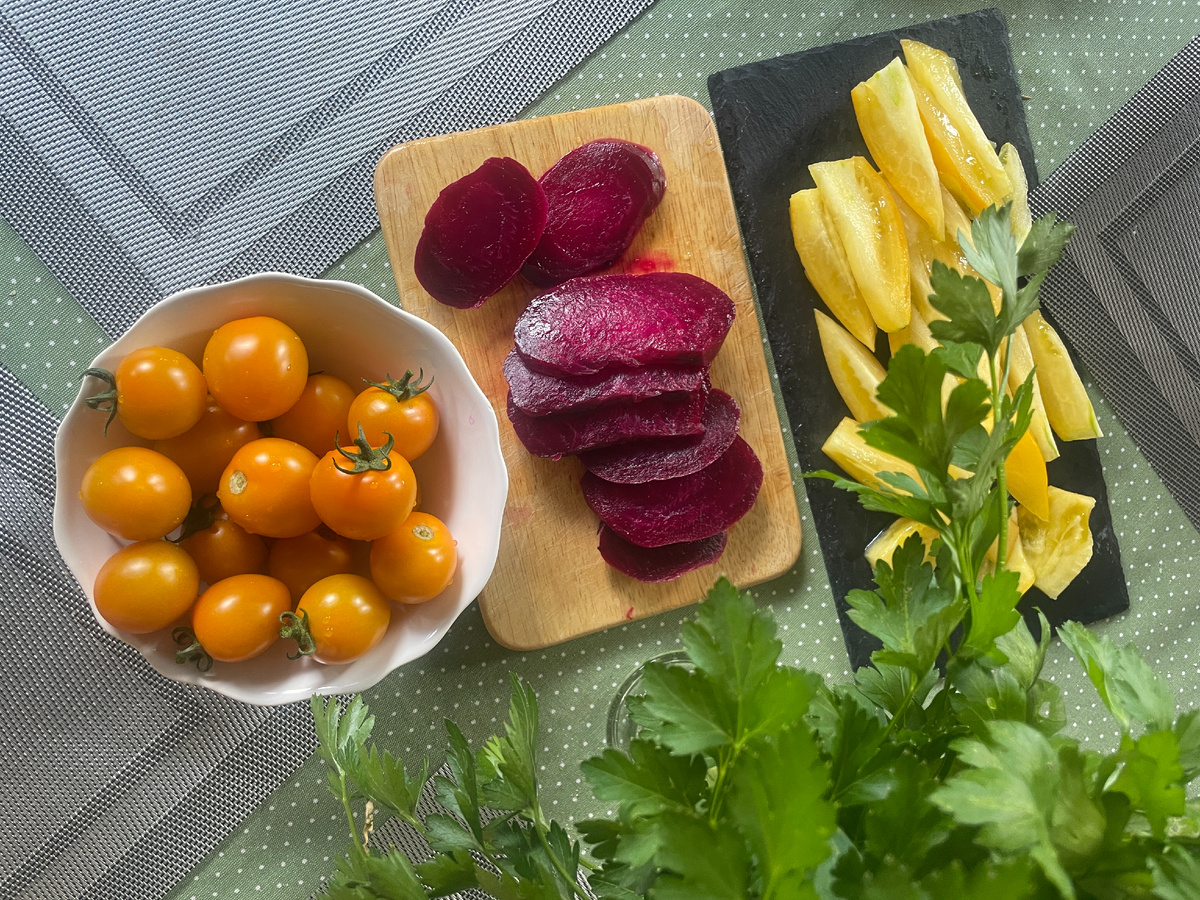 А тут Рыжий фермер - фаворит детей. Действительно очень сладкий. И всё остальное - тоже из нашего огорода.