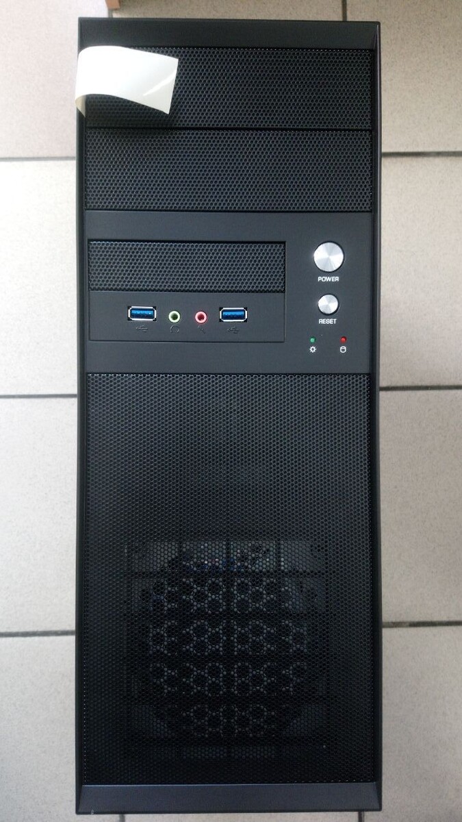 Если потянуть за бумагу в верхнем левом углу передней панели, выпадет планка верхнего отсека для установки привода для оптических дисков.