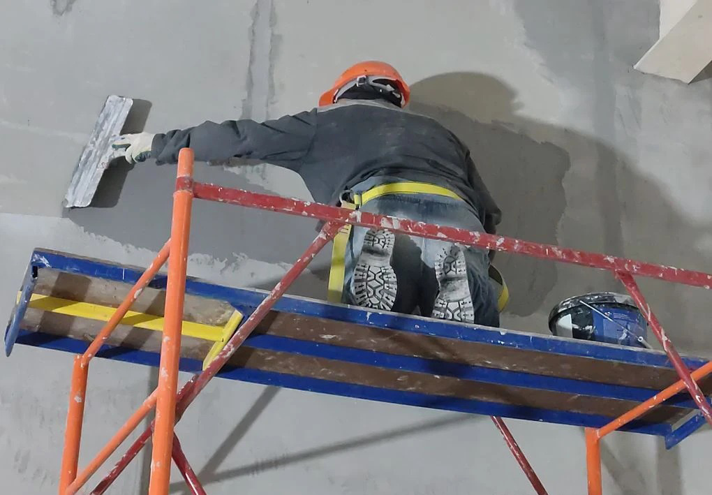 Нанесение шпатлевки