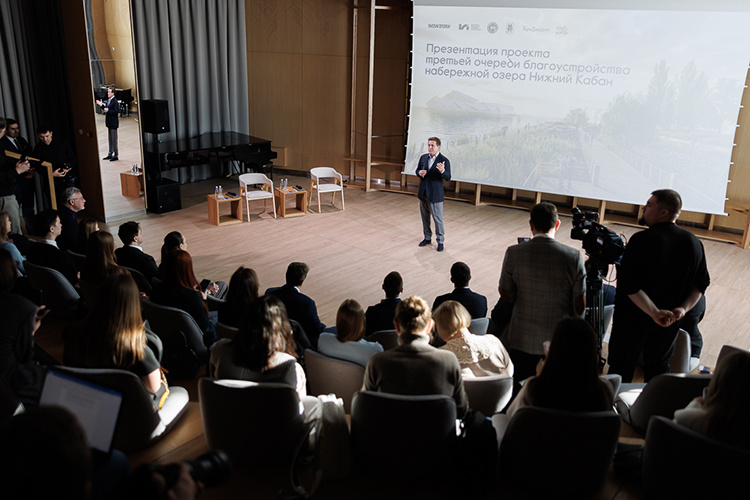    Мэр Казани Ильсур Метшин анонсировал появление композиции фонтанов на озере Кабан.   
Фото: Сергей Елагин