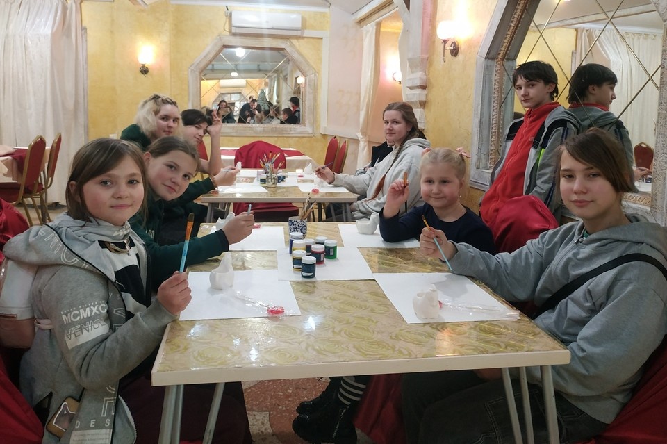    Дети расписали фигурки лошадок. Лиля Голова