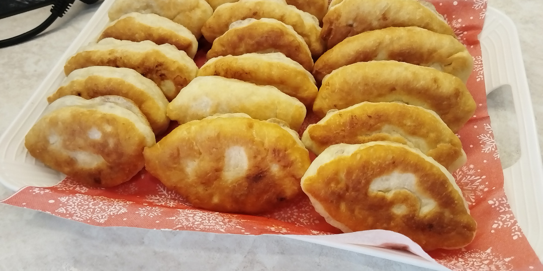 Постные пирожки с картошкой, жареные на сковороде.