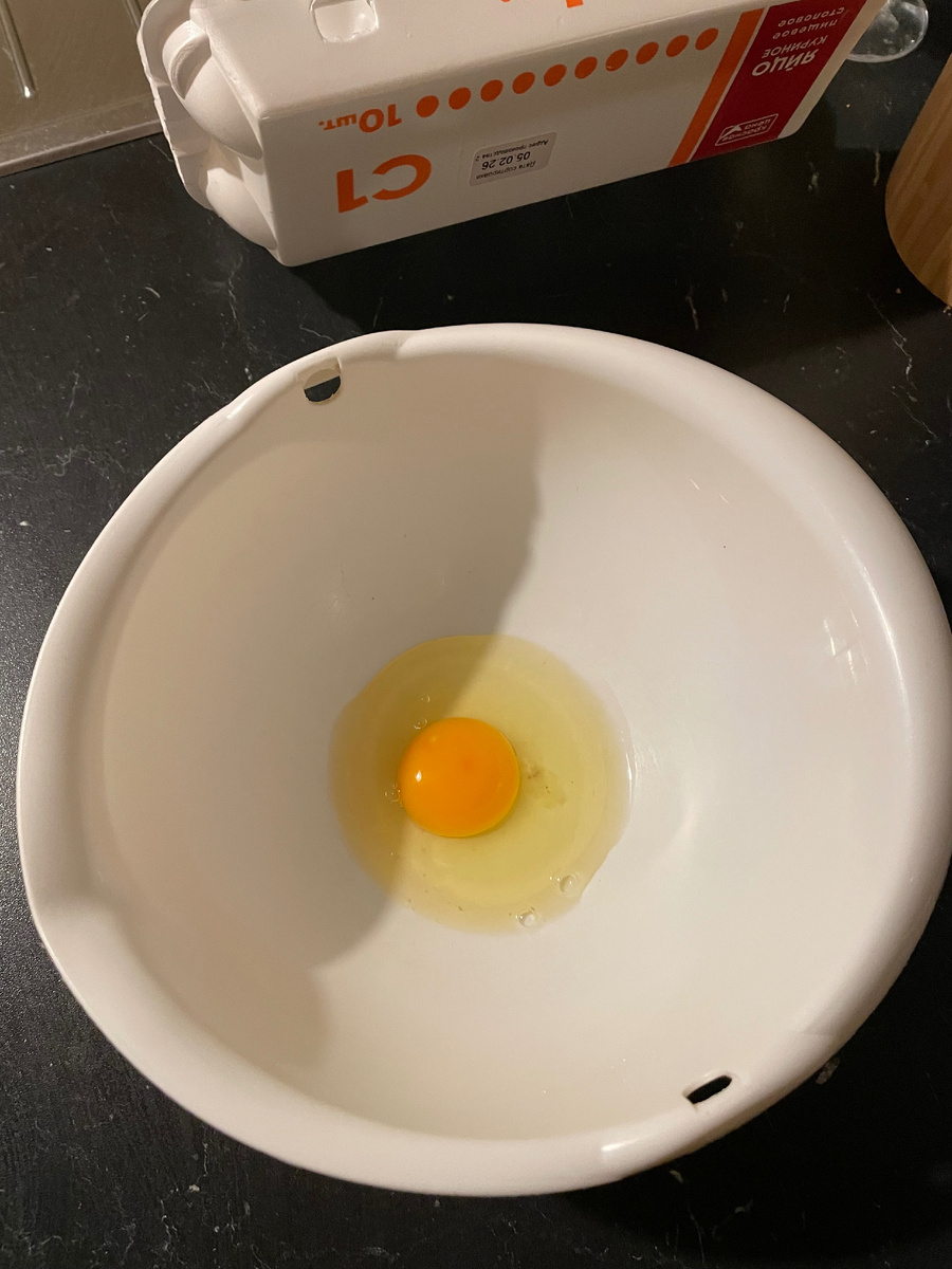 В посуду для теста добавляю яйца,