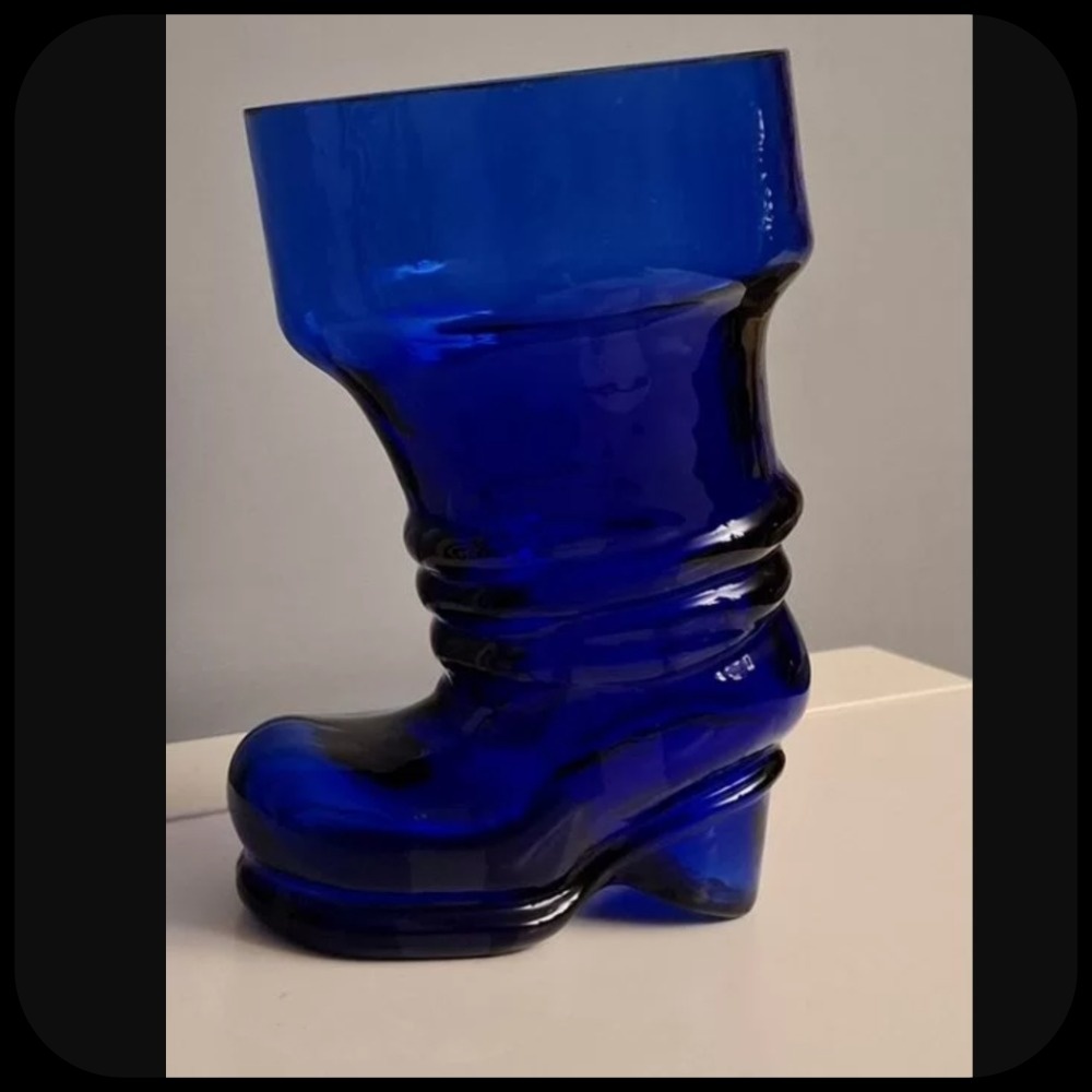 Вот такой у нас есть сапог. Кто-то говорит, что это ваза. Кто-то считает пивным бокалом. Я воспринимаю его просто, как сувенир. 