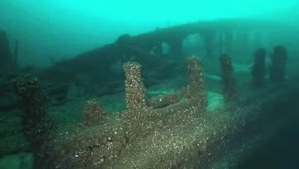 Бирюзовая толща залива Гранд-Траверс скрывает под собой следы прошлых эпох — немые реликвии судоходства и забытых морских преданий. https://www.thebrighterside.news/global-good/9000-year-old-stonehenge-like-structure-found-hidden-in-lake-michigan/?