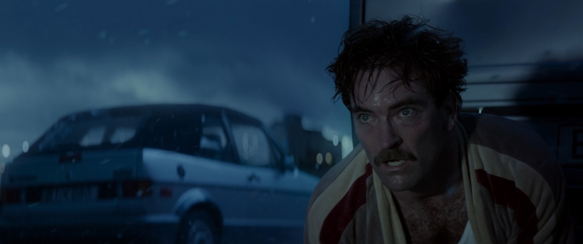 Во вступительной сцене сыграл Сэм Харгрейв - ещё один человек из каскадёрского пула, ныне перешедший в режиссёры.