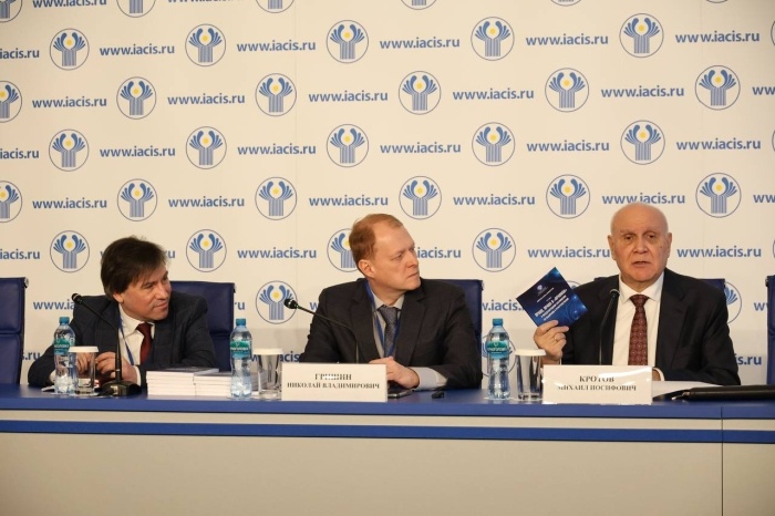    © Источник Фото: Союз журналистов СНГ. (Справа налево) Михаил Кротов, заместитель ответственного секретаря Парламентской ассамблеи ОДКБ и полномочный представитель Федерального собрания России, Николай Гришин, профессор кафедры сравнительной и прикладной политологии Российского государственного гуманитарного университета (РГГУ), Роман Амбурцев, Начальник отдела аналитики и мониторинга выборов МИМРД МПА СНГ на презентации книги «Право, права и «правила» в международном наблюдении за выборами и референдумами».