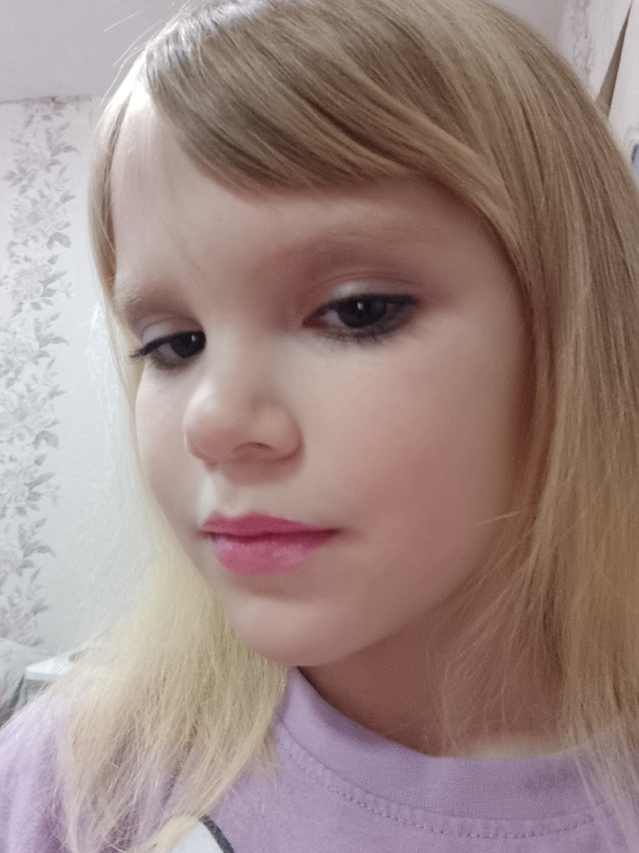 Мамина косметика пошла в расход.