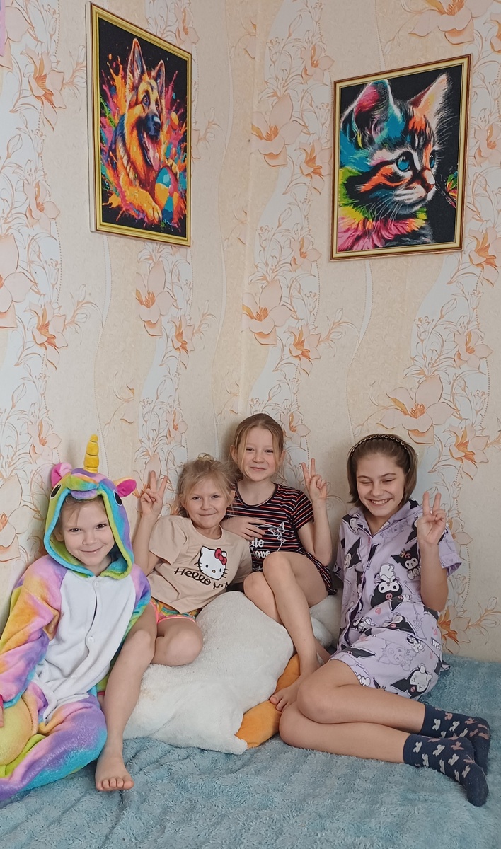 Устроили пижамную вечеринку  с подружками. 