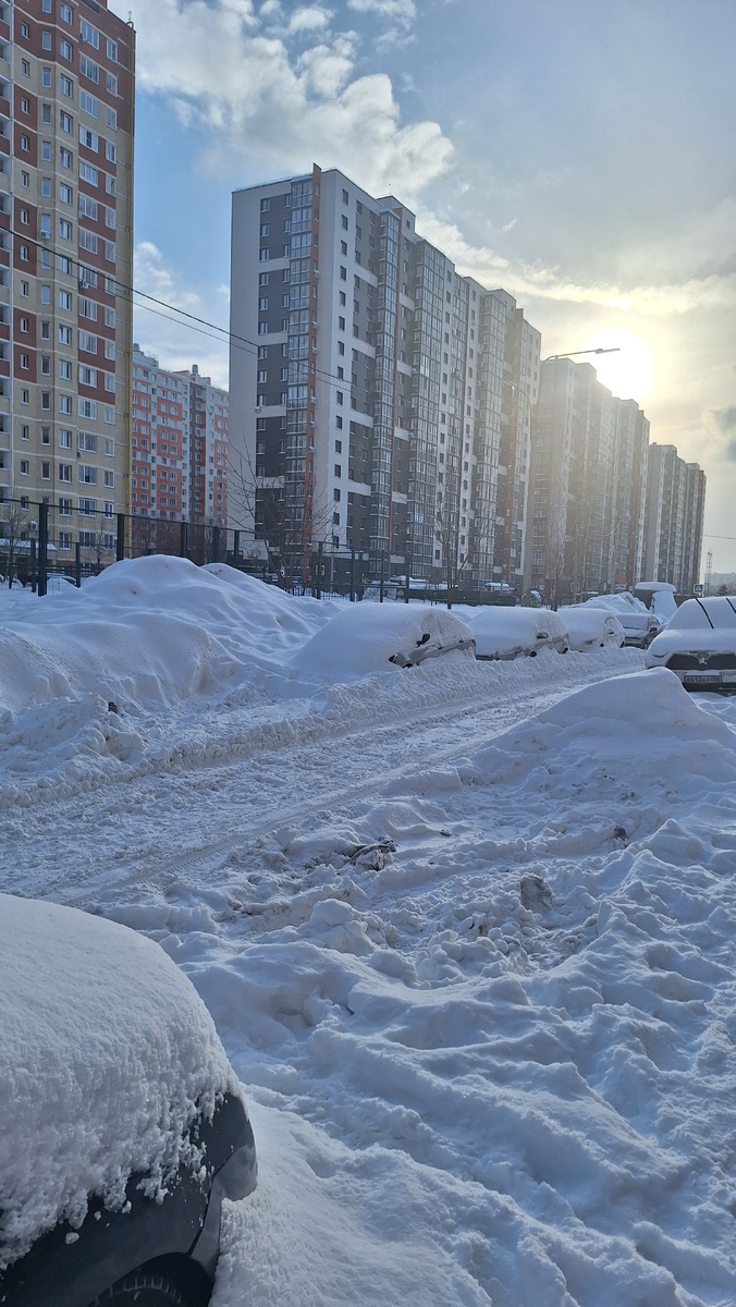 Наша сненжная прекрасная зима! На колсяке не проедешь. У нас санки))