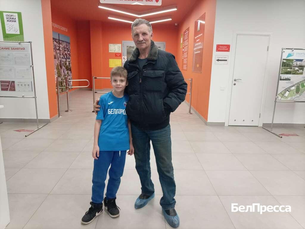    Иван Кашкаров с внуком Ильёй / Фото: Елена Воропаева