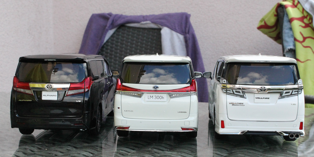 "Платим за шильдик, а не за машину". 7 пар авто‑двойников – зачем так делает автопром?