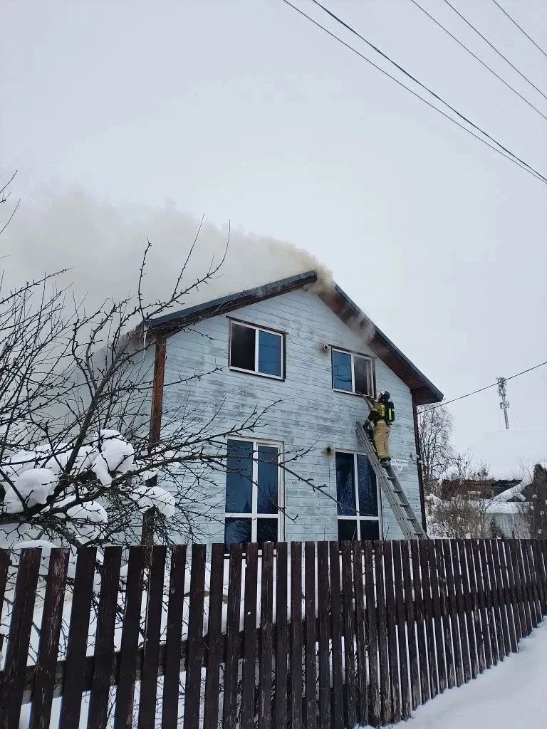    Огонь охватил двухэтажный жилой дом под ПетрозаводскомГоскомитет Карелии по безопасности