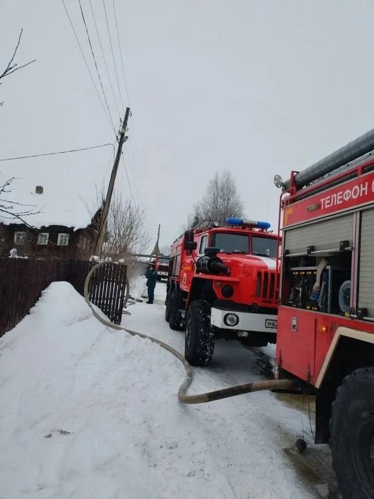    Огонь охватил двухэтажный жилой дом под ПетрозаводскомГоскомитет Карелии по безопасности