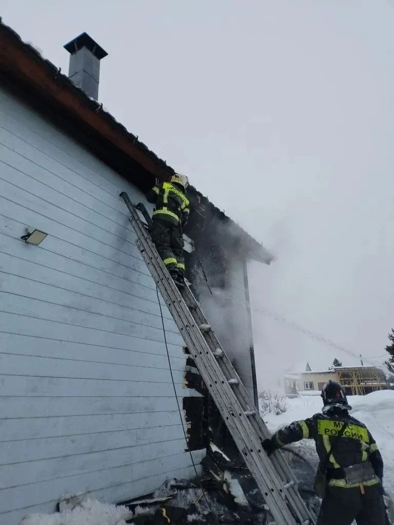    Огонь охватил двухэтажный жилой дом под ПетрозаводскомГоскомитет Карелии по безопасности