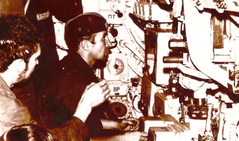 Именно тот самый описываемый момент погружения с использованием цистерны быстрого погружения. Фото сделано на фотоаппарат автора.