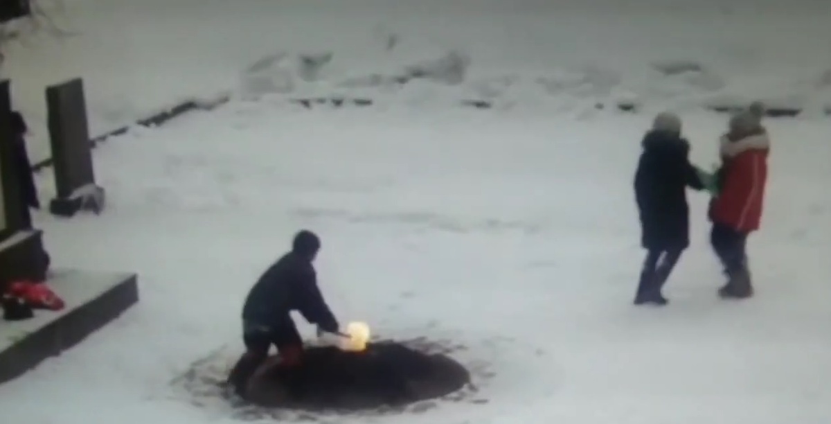    Школьник потушил Вечный огонь в Петербурге, забросав его снегом. Видео