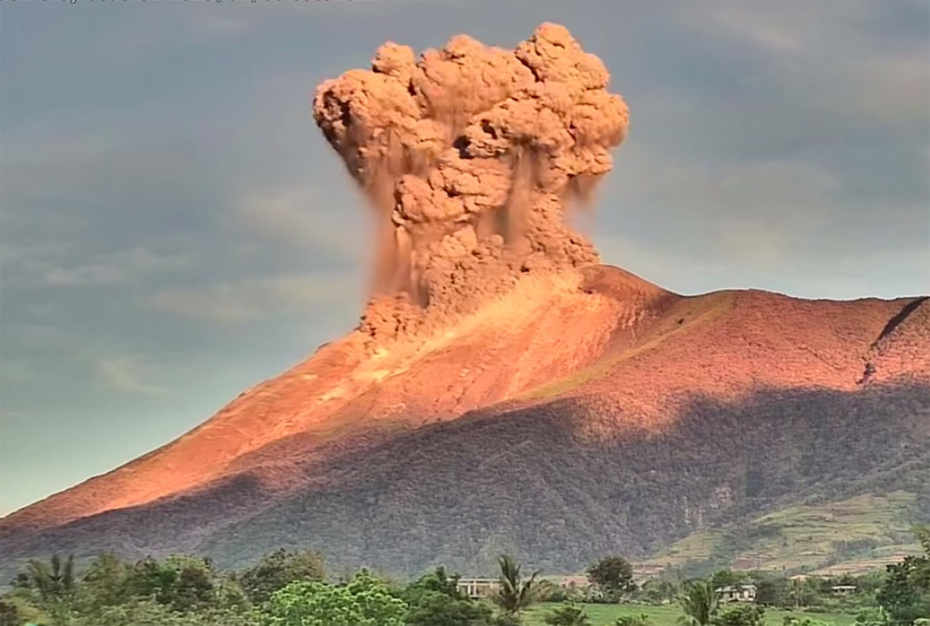    PHIVOLCS/Global Look Press