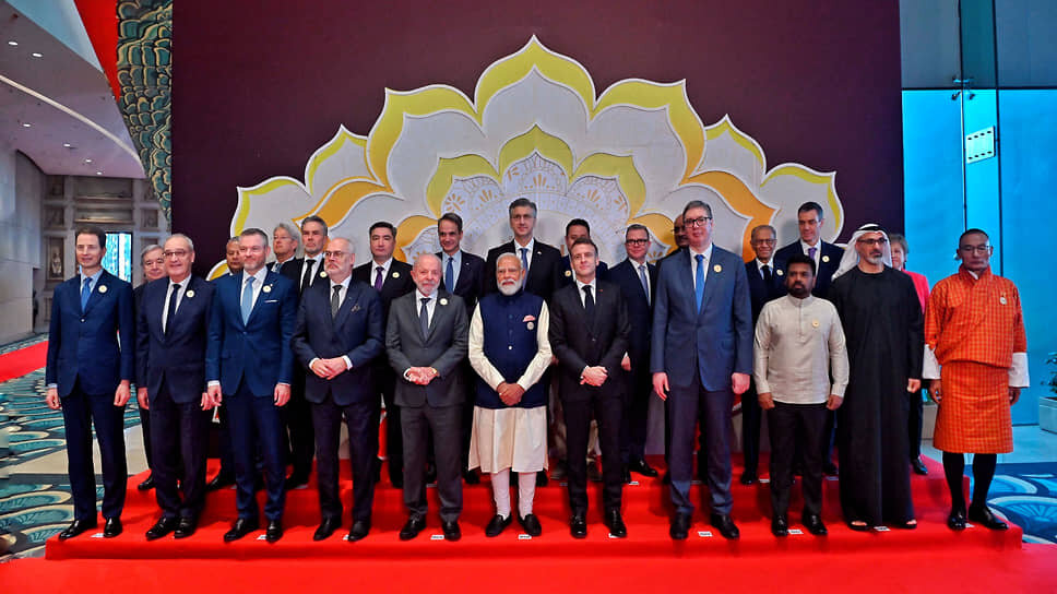 Пятидневный глобальный саммит по искусственному интеллекту, к участникам которого 19 февраля обратился премьер-министр Индии Нарендра Моди (в центре), стал самым статусным и многочисленным международным форумом с начала текущего года.📷Фото: India's Prime Minister Narendra Modi poses for a photograph with France's President Emmanuel Macron,