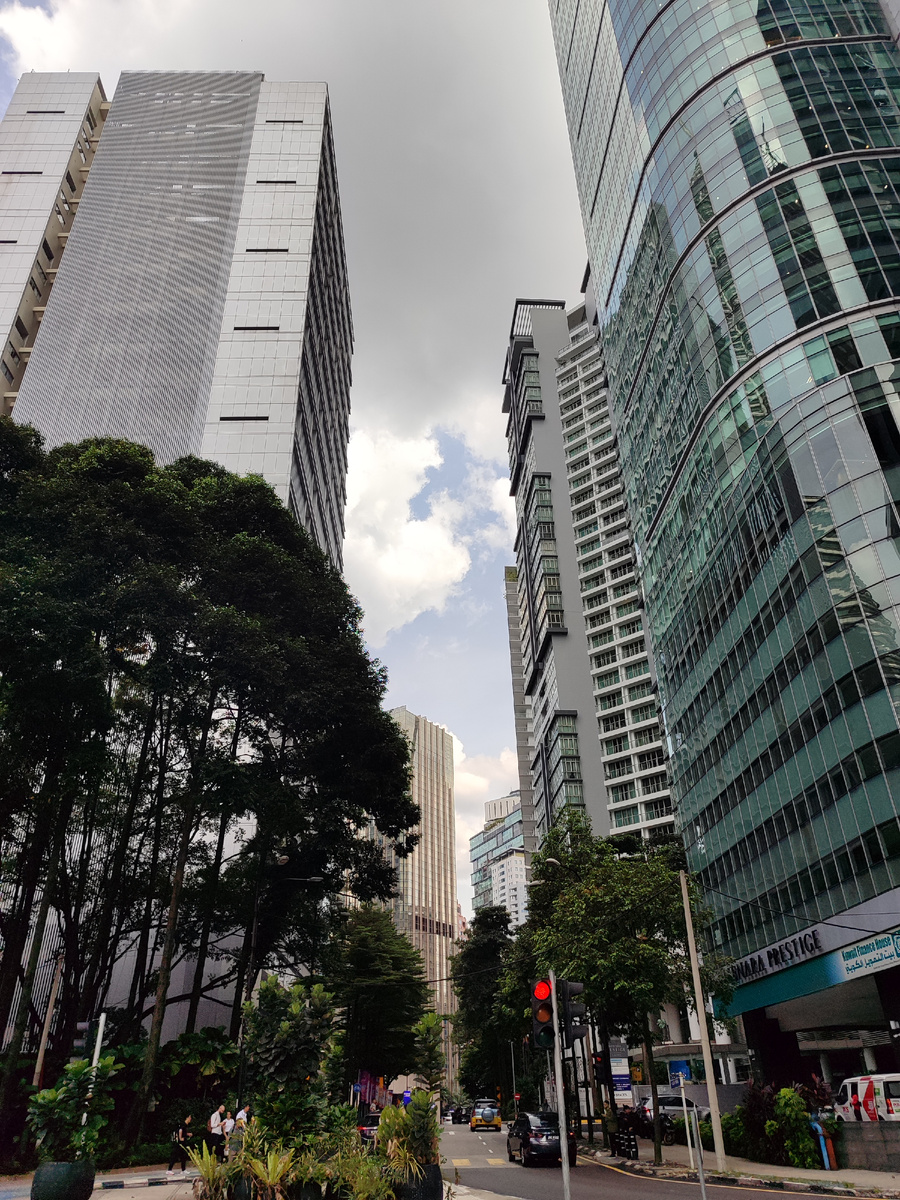 Пусть я и предпочитаю жару Юга морозам наших широт, всë-таки признаю, что ехать куда-то далеко лучше в тени и холодке. Наступление облаков на небесном фронте я воспринял как знак к действию - время запрыгнуть на поезд и помчаться к храму на окраине. 