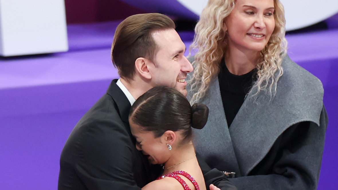 Аделия Петросян с Даниилом Глейхенгаузом и Этери Тутберидзе. Фото Дарья Исаева, «СЭ»