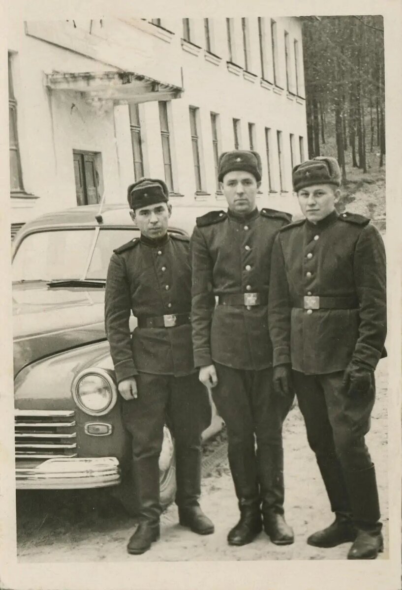 Аркадий Кутилов (в перчатках) с сослуживцами. https://tramplin.media/news/9/7086