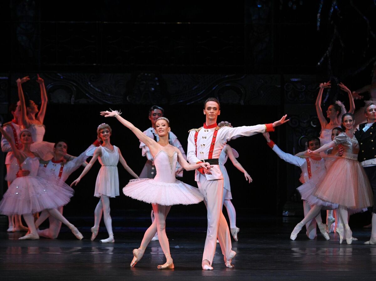    Артисты балета Екатерина Березина в роли Мари и Алексей Орлов в роли Принца-Щелкунчика в сцене из балета "Кракатук" в постановке Наталии Касаткиной на Исторической сцене Большого театра | © РИА Новости / Евгений Биятов