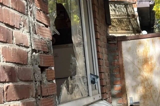    В одной из комнат дома выбито окно. Фото: Пресс-служба прокуратуры Краснодарского края