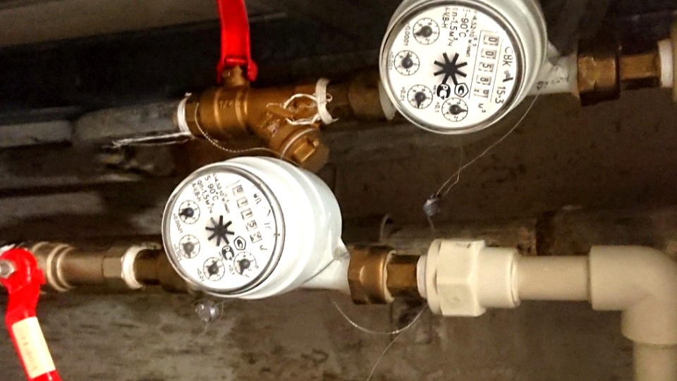 Когда собственнику квартиры должны сделать перерасчет коммунальных платежей даже при наличии счетчика