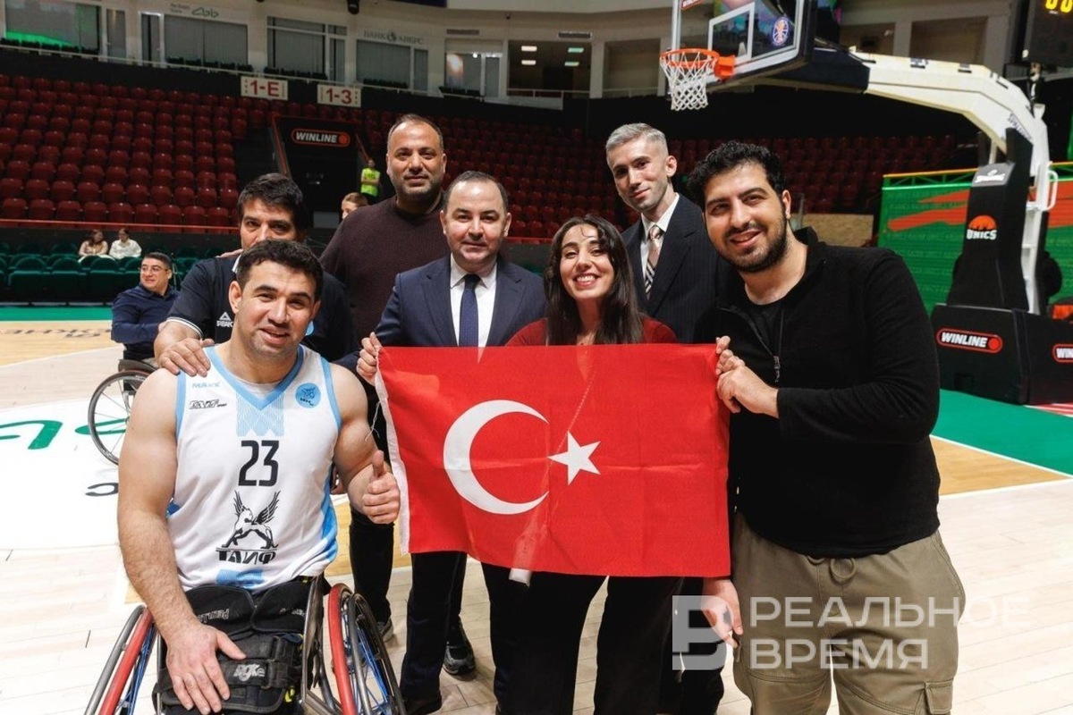    Вице-консул Джанкат Шамиль Оруч (второй справа) с турецкими болельщиками . Роман Хасаев / realnoevremya.ru