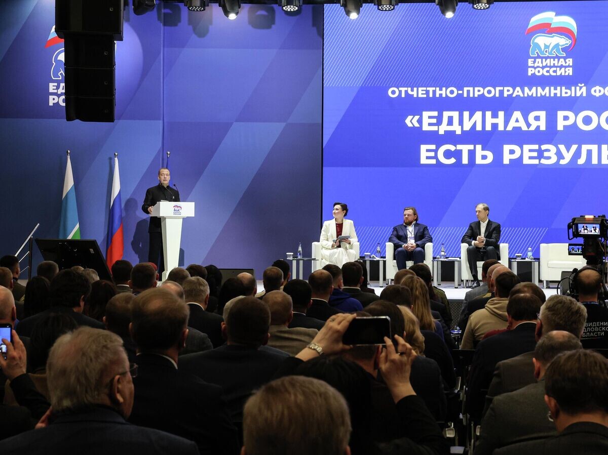    Заместитель председателя Совета безопасности России, председатель партии "Единая Россия" Дмитрий Медведев выступает на отчетно-программном форуме "Есть результат!" в Екатеринбурге | © РИА Новости / Екатерина Штукина