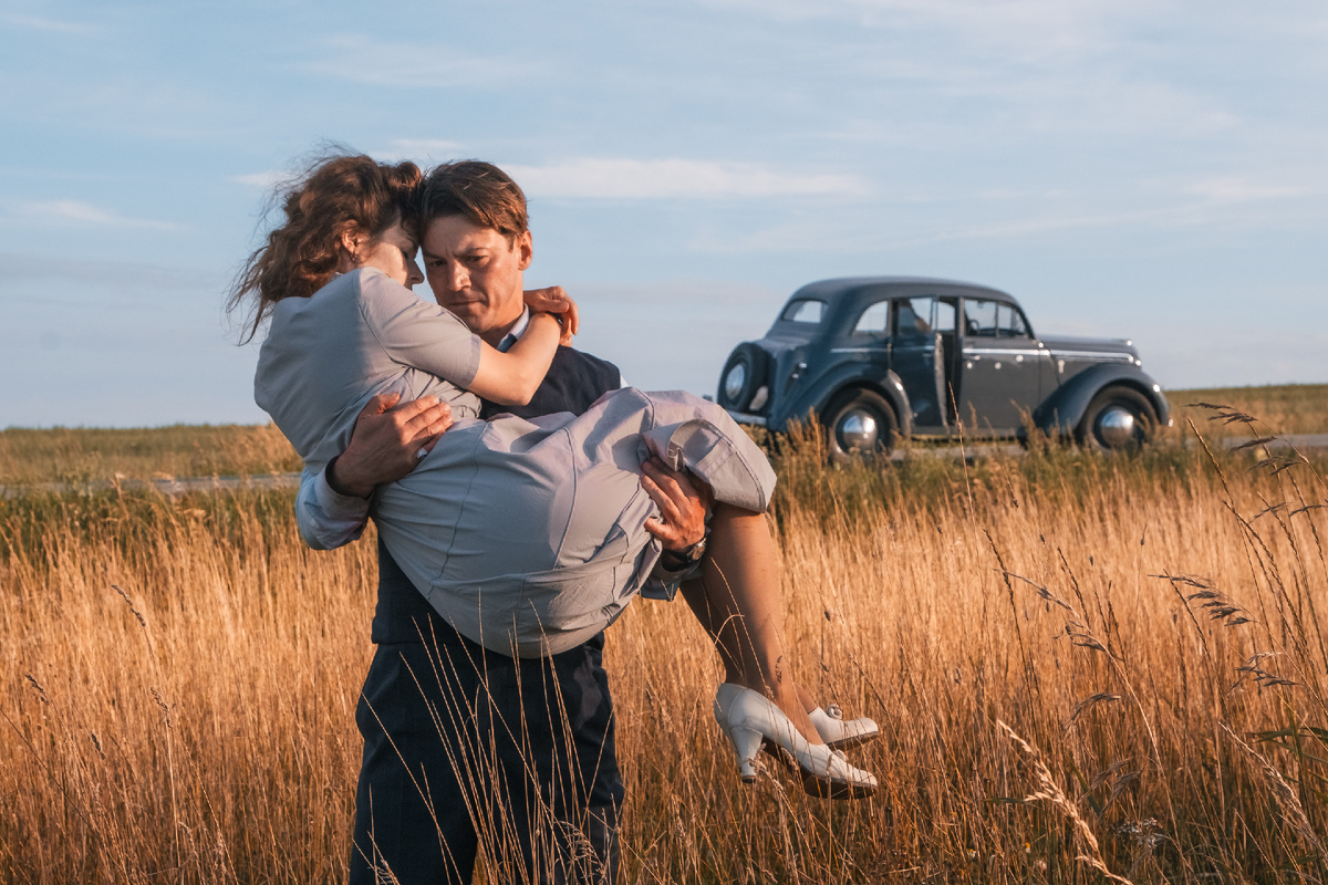 Гела Месхи в роли Франса Хартмана и Анна Пескова в роли Дори. Кадр из сериала «Берлинская жара»