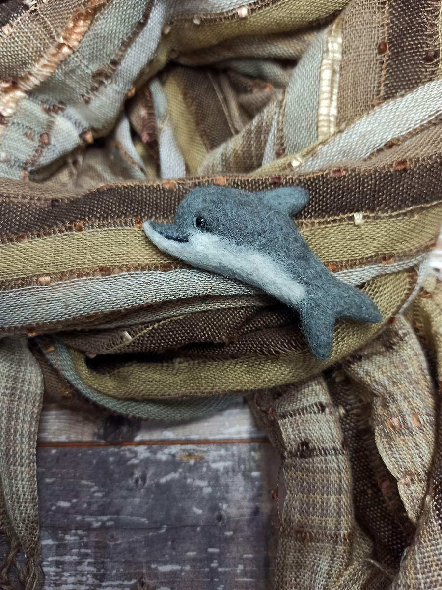 Валяный дельфин, брошь