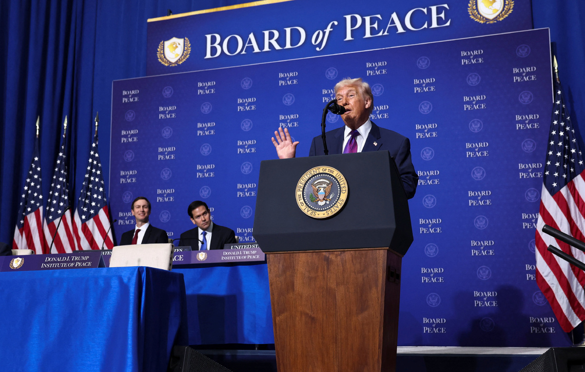    Президент США Дональд Трамп на первом заседании Совета мира  REUTERS/Kevin Lamarque